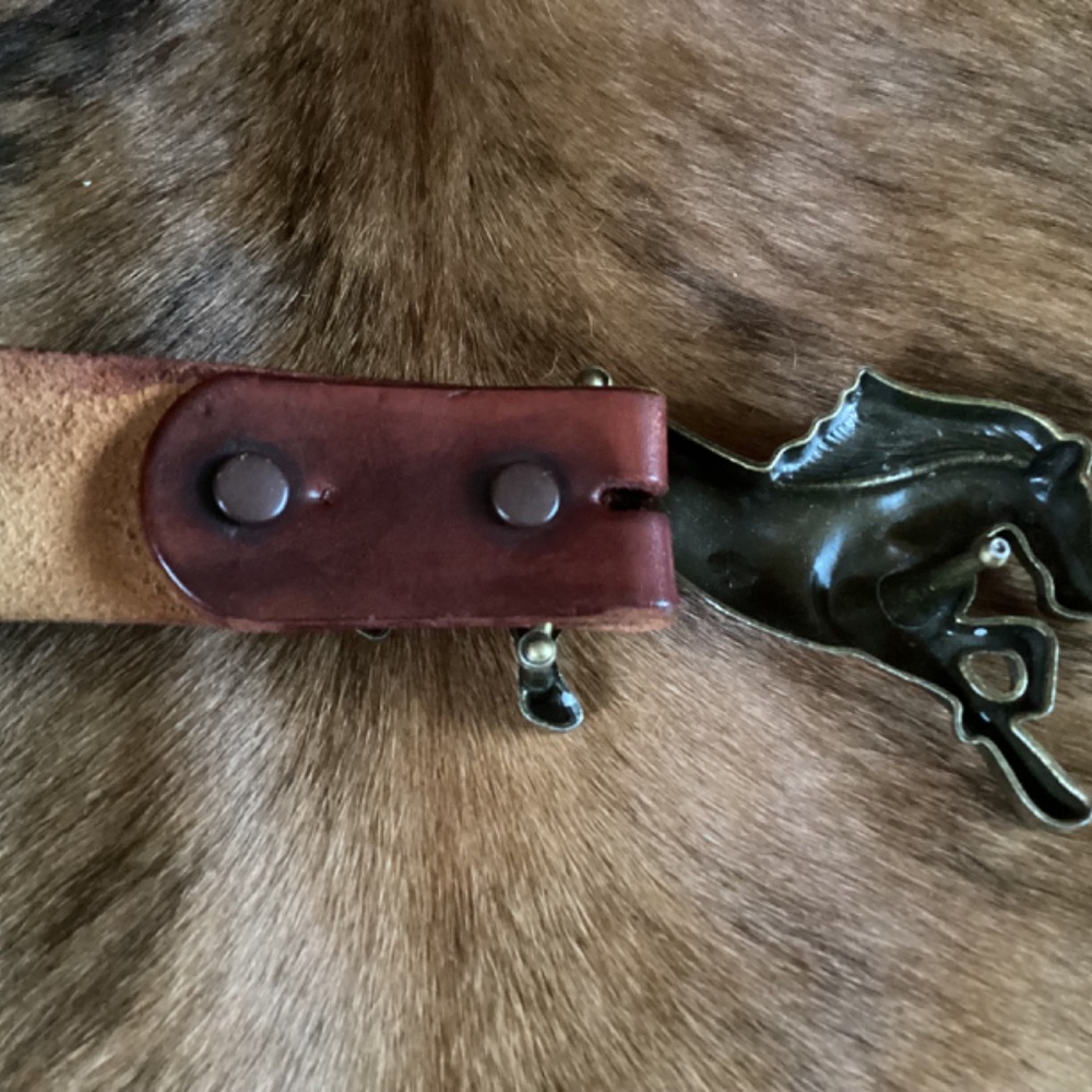 Beautiful Running Horse Buckle Leather Belt - Picture 4 of 8